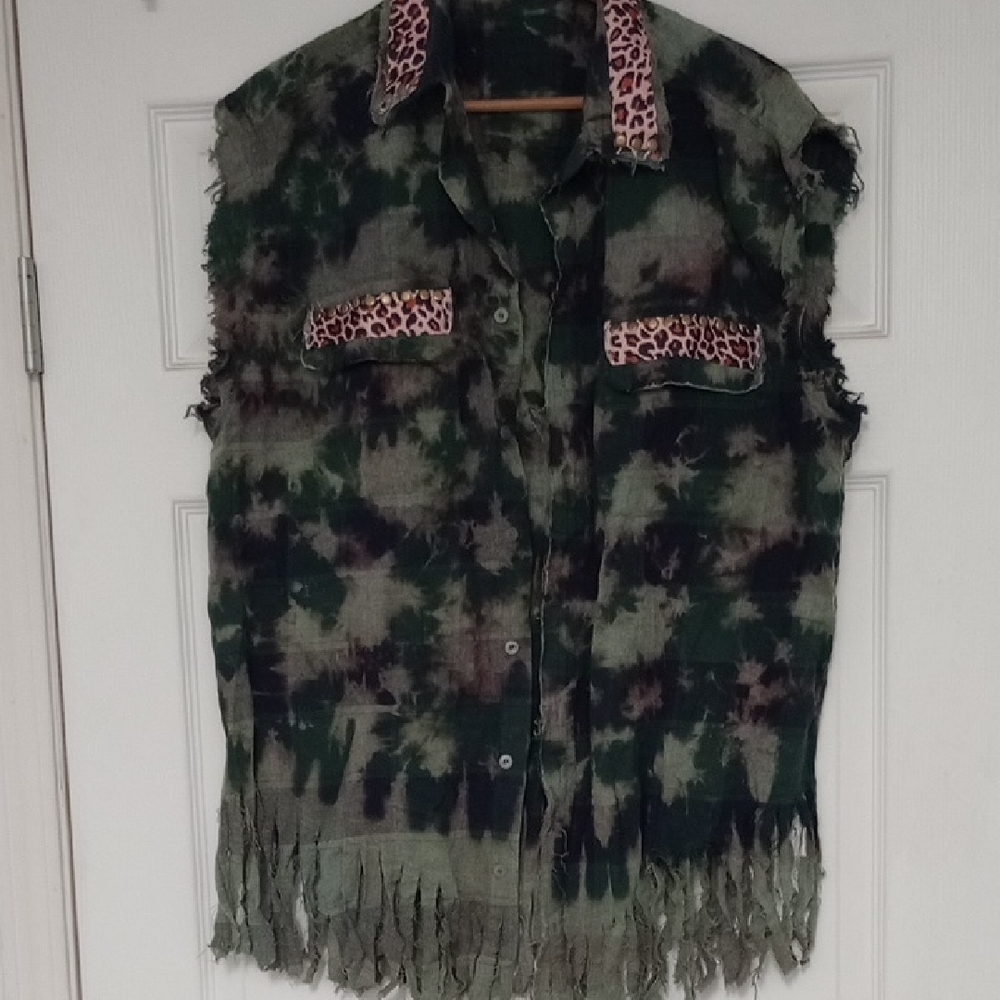 Fringed Camouflage Sleeveless Shirt with Leopard Accents